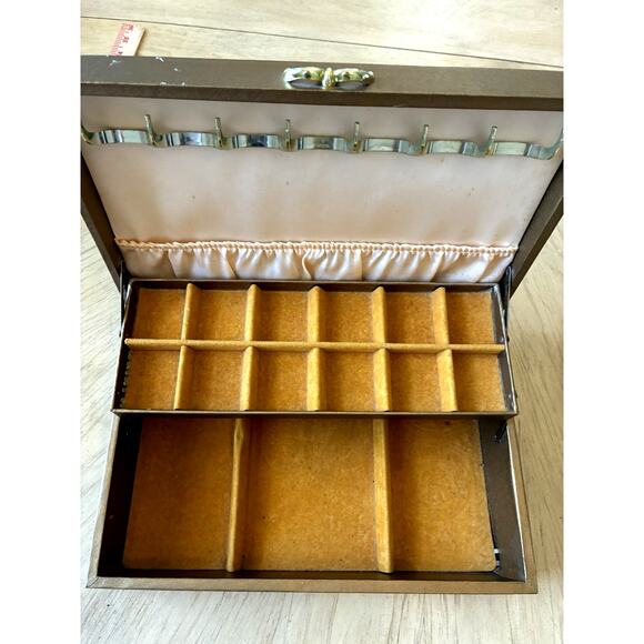 Vintage Mele & Co Jewelry 2 Tier Box Gold Tone Yellow Inside 1950s - Picture 13 of 16